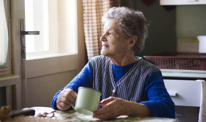 Entender los cambios sociales que contribuyen a la soledad no deseada de las personas mayores