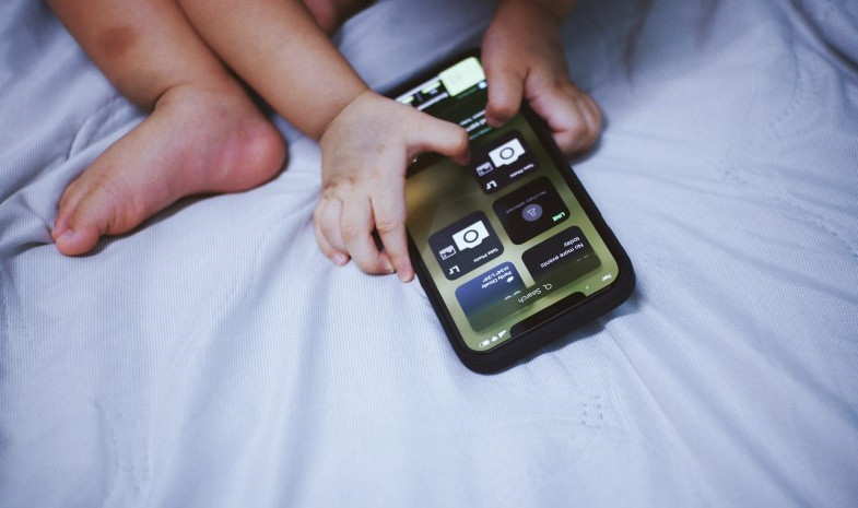 Riesgo e impacto de los dispositivos electrónicos en los bebés
