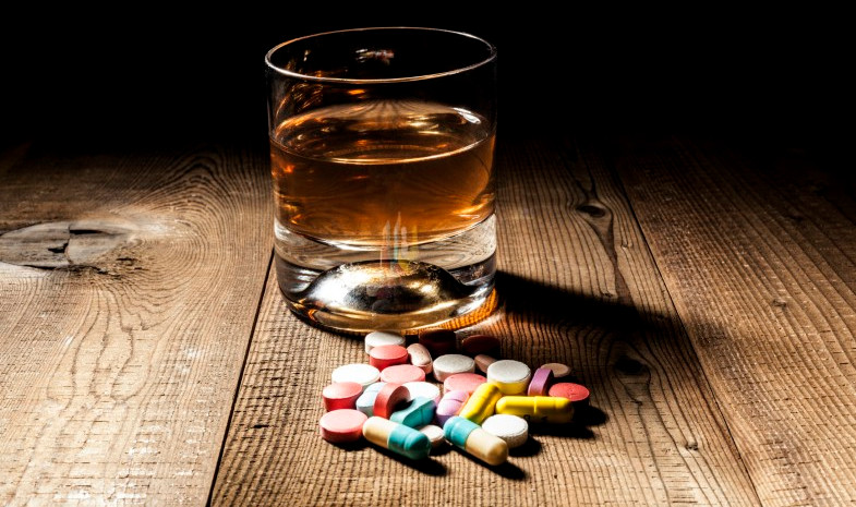 ¿Puede beber alcohol si está tomando medicamentos?